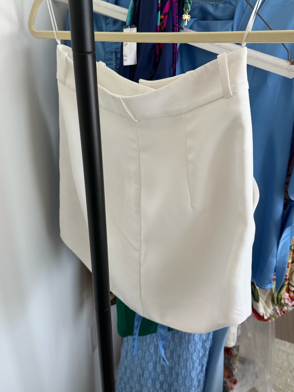 Elegant White V-Neck top AND skirt - Picture 3 of 8